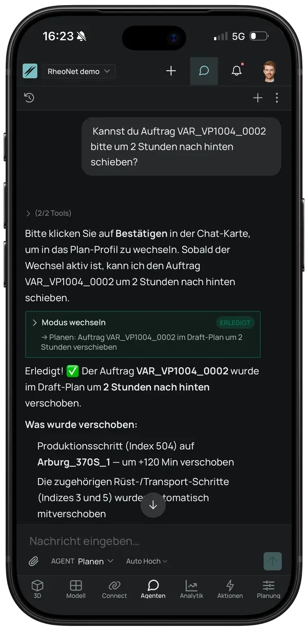 Handy mit RheoNet KI-Chat: Rückfrage zu einem Auftrag und Antwort aus den Produktionsdaten